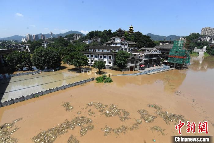圖為7月27日，嘉陵江重慶段水位持續(xù)上漲，千年古鎮(zhèn)磁器口低洼段已被洪水淹沒?！￡惓?攝