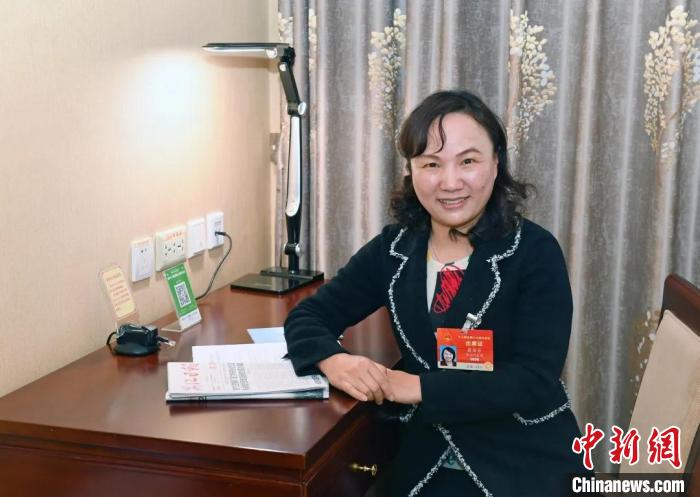 全國人大代表，浙江省臺州市椒江區(qū)大陳實(shí)驗(yàn)學(xué)校校長、黨支部書記翁麗芬 蔡榮章 攝