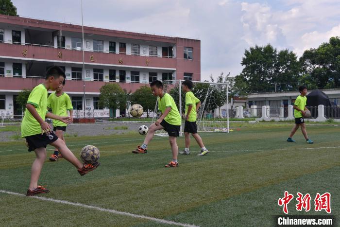 人大代表呼吁篩查防控青少年頸椎、脊柱等健康問題