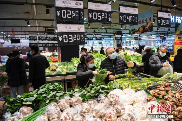 資料圖：民眾在超市采購(gòu)商品。<a target='_blank'  data-cke-saved- >中新社</a>記者 侯宇 攝