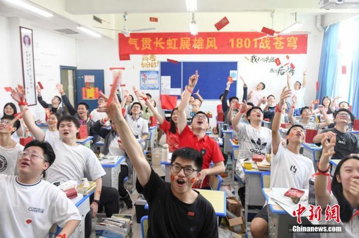 資料圖：6月6日，湖南長(zhǎng)沙同升湖實(shí)驗(yàn)學(xué)校教師與考生拋起紅包迎接高考。 楊華峰 攝