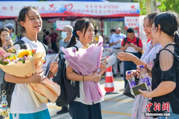 資料圖：6月10日，海南省?？谑泻Ｄ现袑W(xué)考點(diǎn)外，家長(zhǎng)為剛剛走出考場(chǎng)的考生送上鮮花。當(dāng)日，海南省2021年高考結(jié)束 。 <a target='_blank'  data-cke-saved- ><p  align=