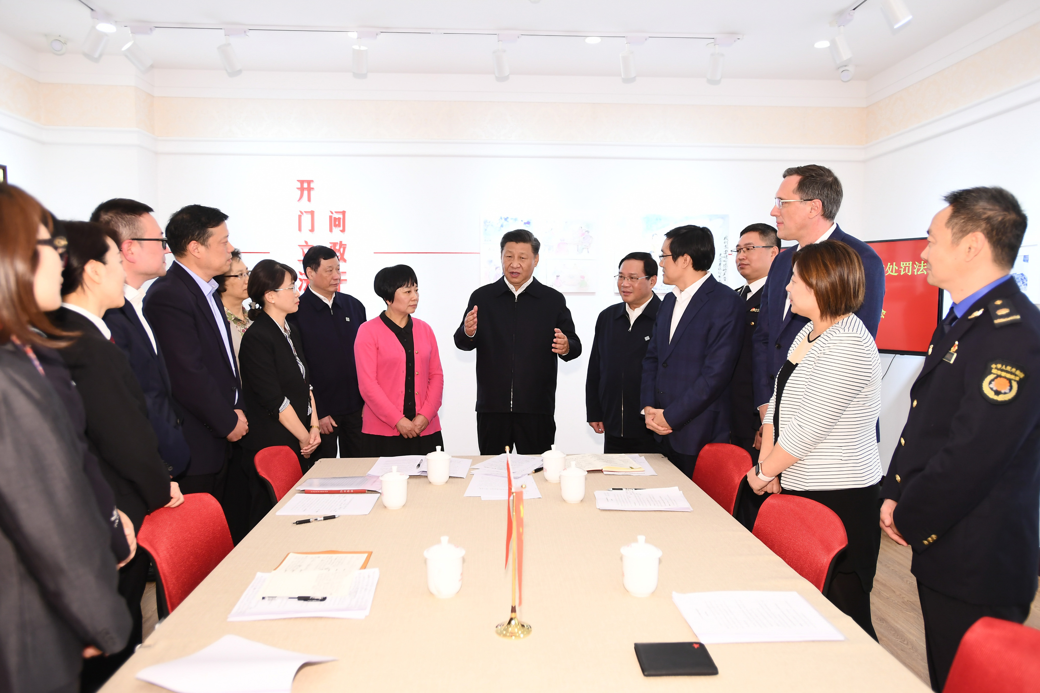 2019年11月2日，習近平總書記在上海長寧區(qū)虹橋街道古北市民中心，同正在參加立法意見征詢的社區(qū)居民代表親切交流。